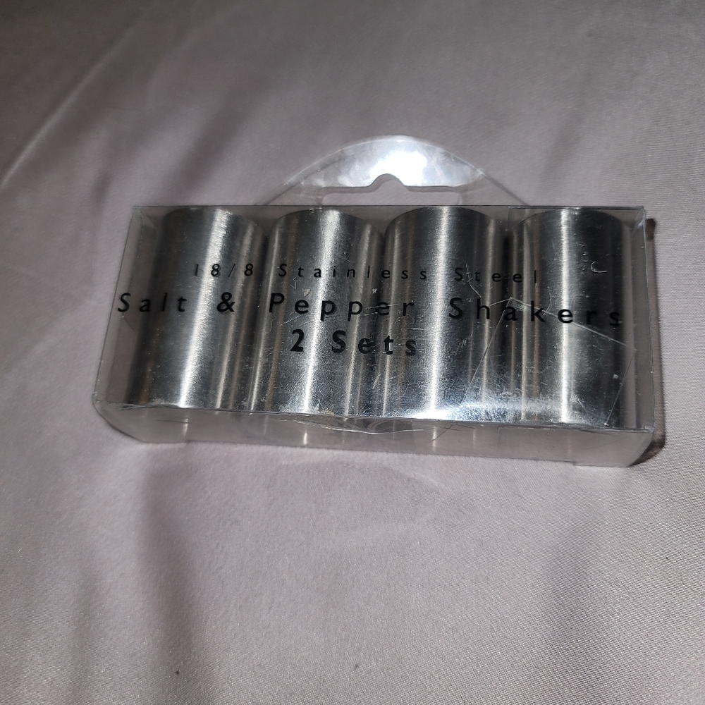 18 / 8 STAINLESS STEEL SET OF 2 SALT N PEPPER SHAKERS